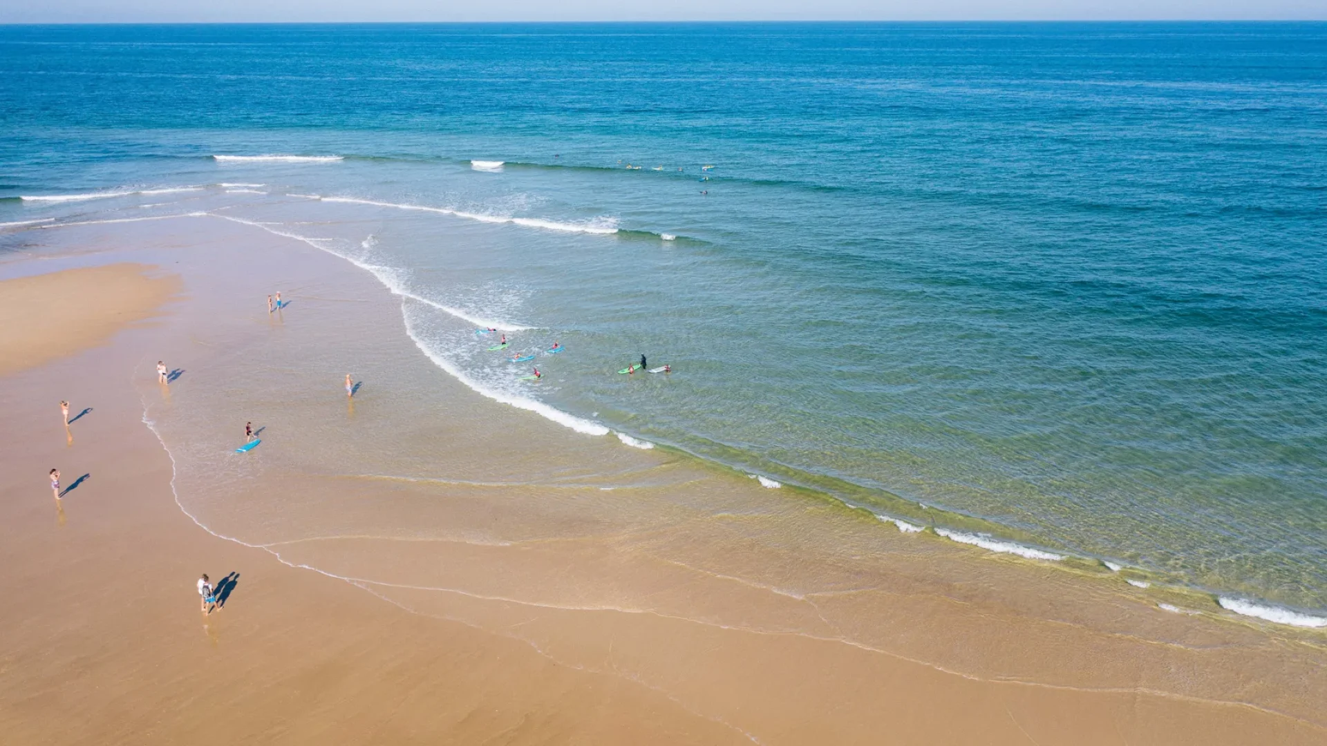 Vue aérienne de la mer du Sud Ouest lors d'une initiation de surf.