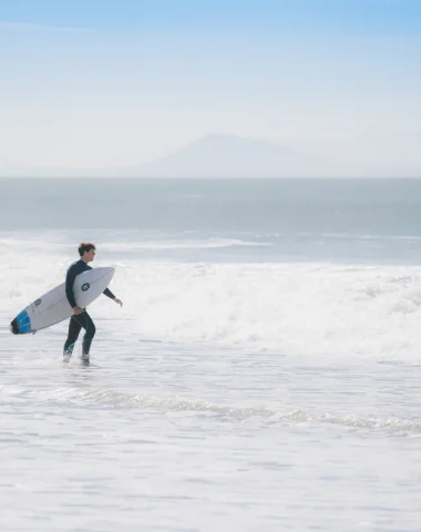 Photo d'un surfer déterminé dans la mer des Landes.