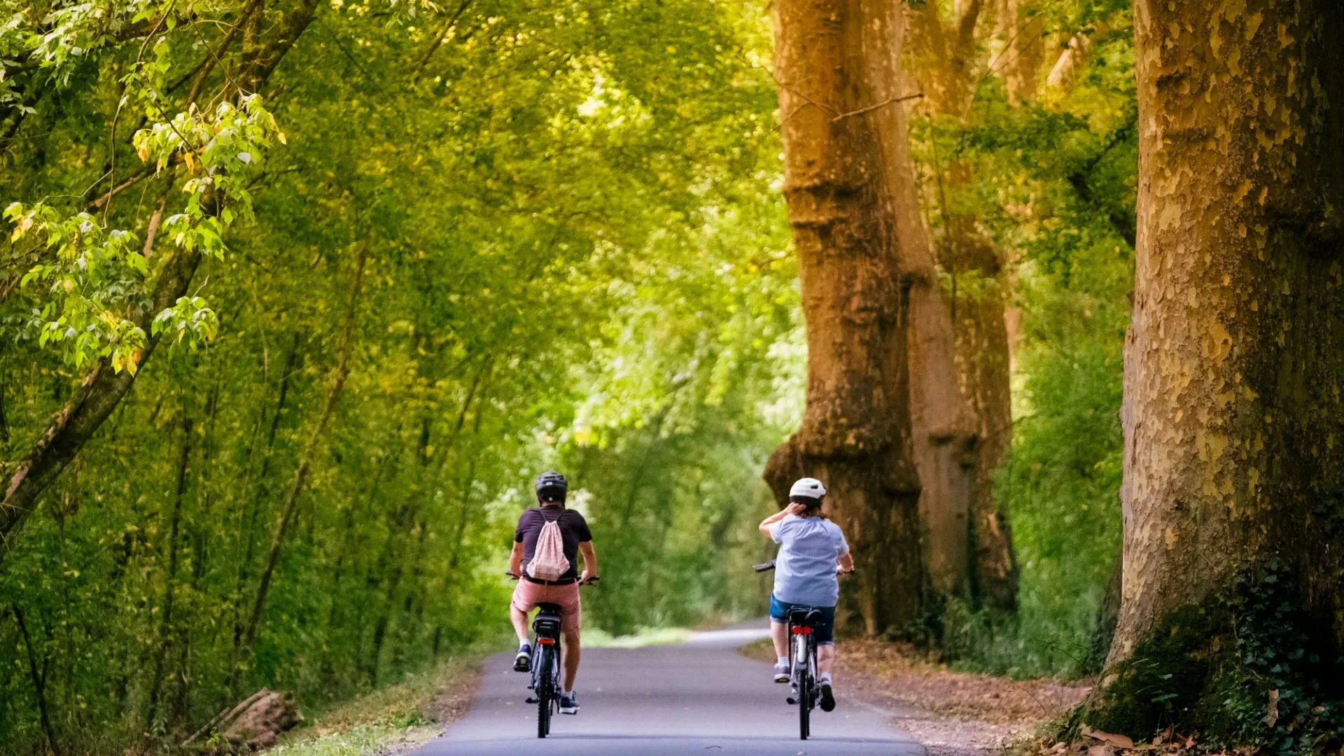 Un couple à vélo sur la Scandibérique, piste cyclable qui longe l'Adour dans les Landes