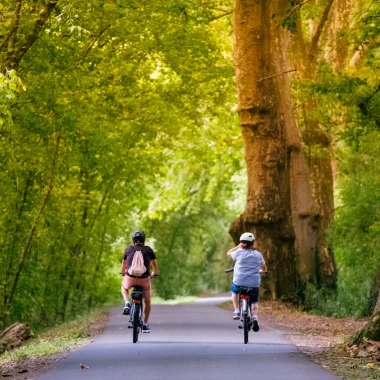 Un couple à vélo sur la Scandibérique, piste cyclable qui longe l'Adour dans les Landes