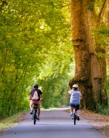 Un couple à vélo sur la Scandibérique, piste cyclable qui longe l'Adour dans les Landes