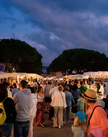 Le marché des artisans créateurs à Moliets-et-Maâ en juillet et août