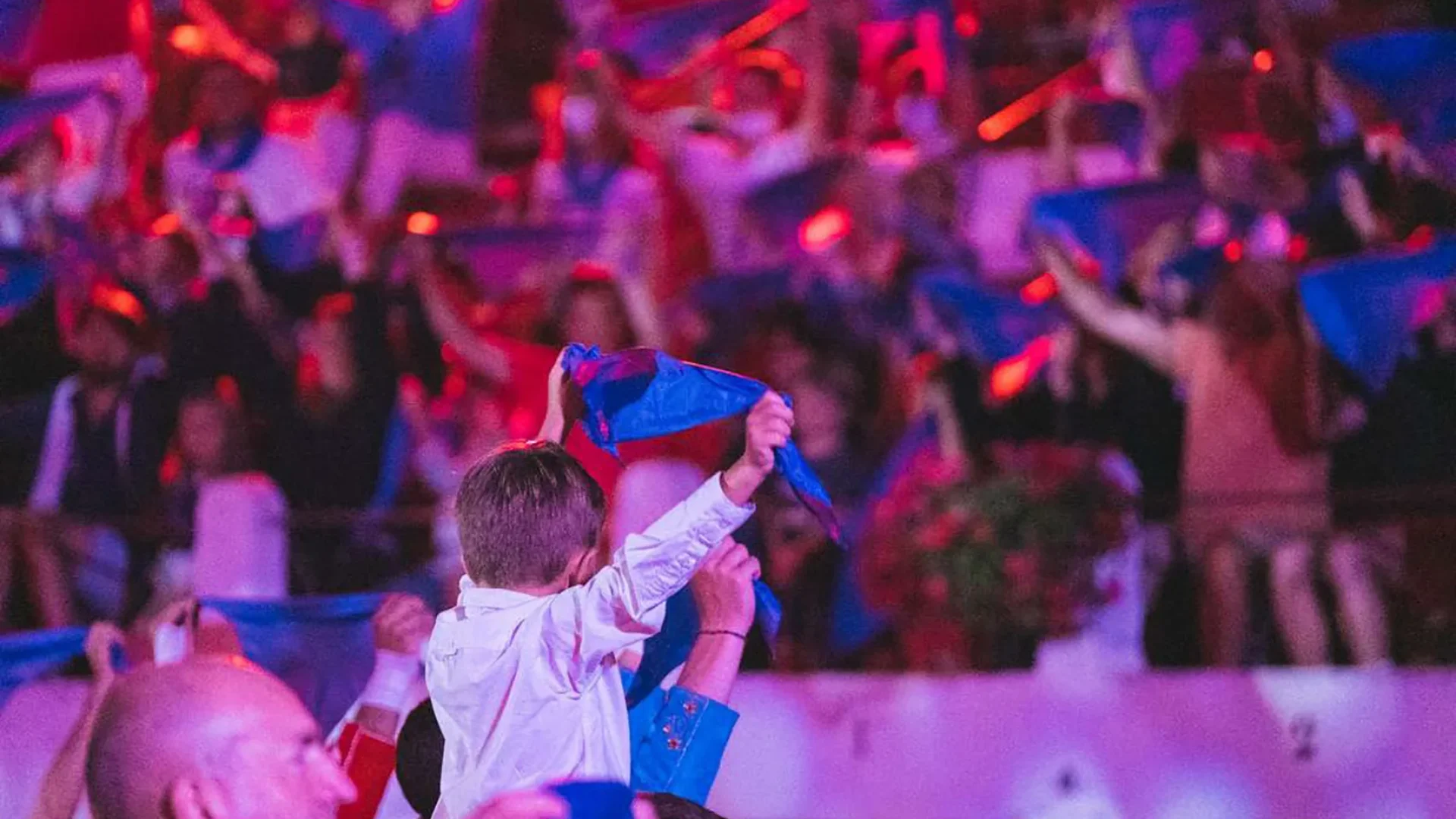 Belle ambiance aux arènes de Soustons avec le foulard bleu